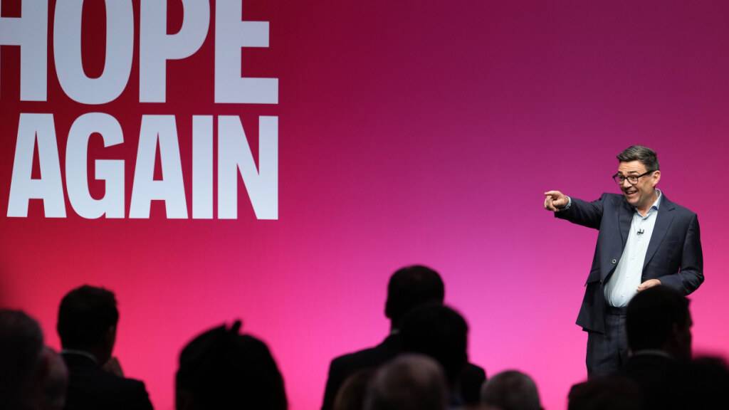 Der britische Premierminister Andy Burnham hält auf dem Parteitag der Labour-Partei in Liverpool seine Rede als Parteivorsitzender. Foto: Jon Super/AP/dpa
