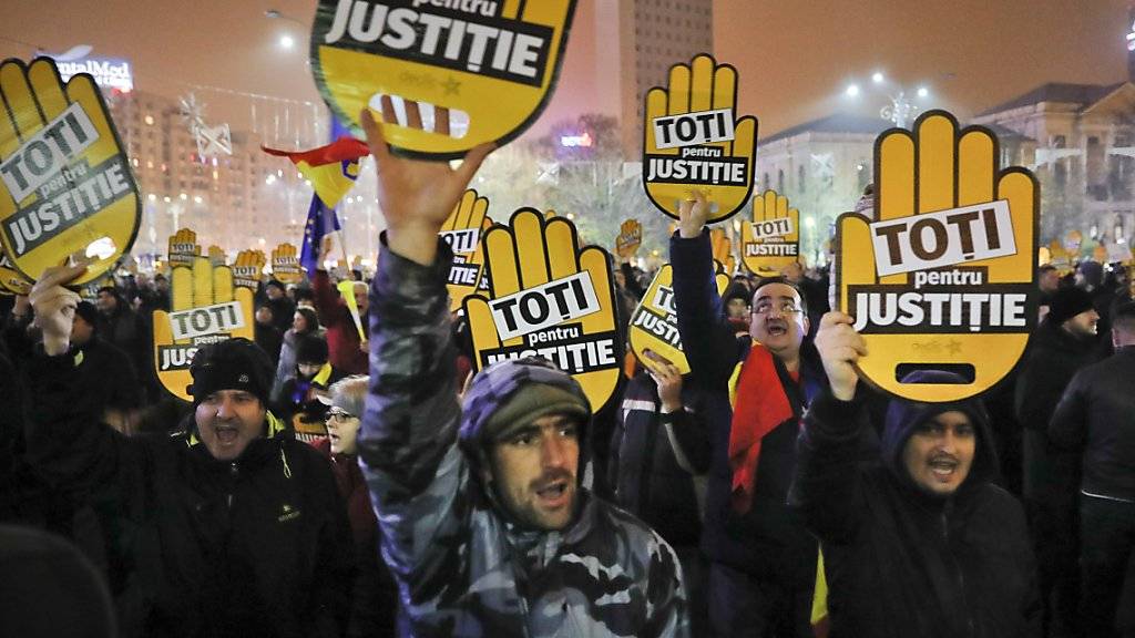 Rumänische Demonstranten protestieren seit Wochen gegen eine von der sozialliberalen Regierung geplante Justizreform. Am Mittwoch setzte die Polizei Tränengas gegen die Demonstranten ein.