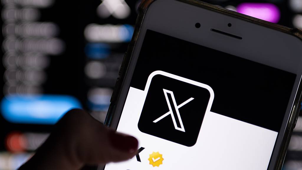 ARCHIV - Die X-Plattform lässt nach rund vier Jahren wieder politische Werbung zu. Foto: Monika Skolimowska/dpa