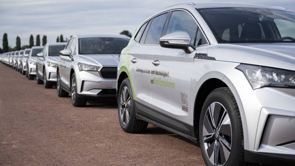 Auf Schweizer Strassen sind Elektroautos noch selten. Derzeit fahren 5,2 Prozent der zugelassenen Autos ausschliesslich mit Strom.(Symbolbild)