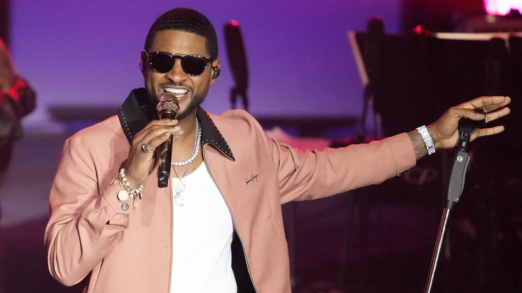 Usher tritt in der Halbzeitshow am Super Bowl 2024 auf