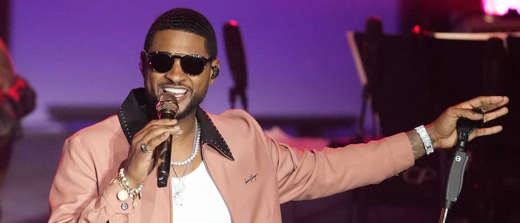 Usher tritt in der Halbzeitshow am Super Bowl 2024 auf