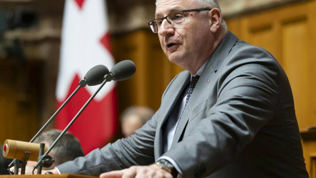 Er bleibt an der Spitze der Aargauer SVP: Nationalrat Andreas Glarner. Der Kantonalparteitag bestätigte Glarner im Amt. (Archivbild)