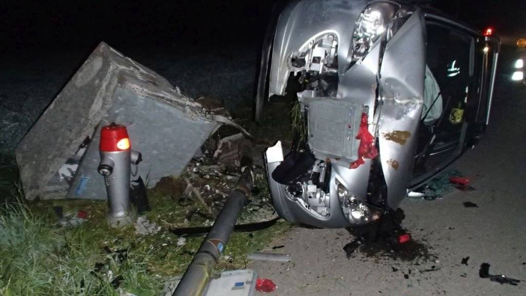 Ein alkoholisierter Autolenker hat in der Nacht auf Sonntag einen spektakulären Selbstunfall in Dietwil AG unverletzt überstanden. Der Führerausweis wurde ihm aber abgenommen. (Bild: Kantonspolizei Aargau)