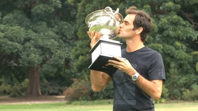 Roger Federer knutscht seinen Pokal
