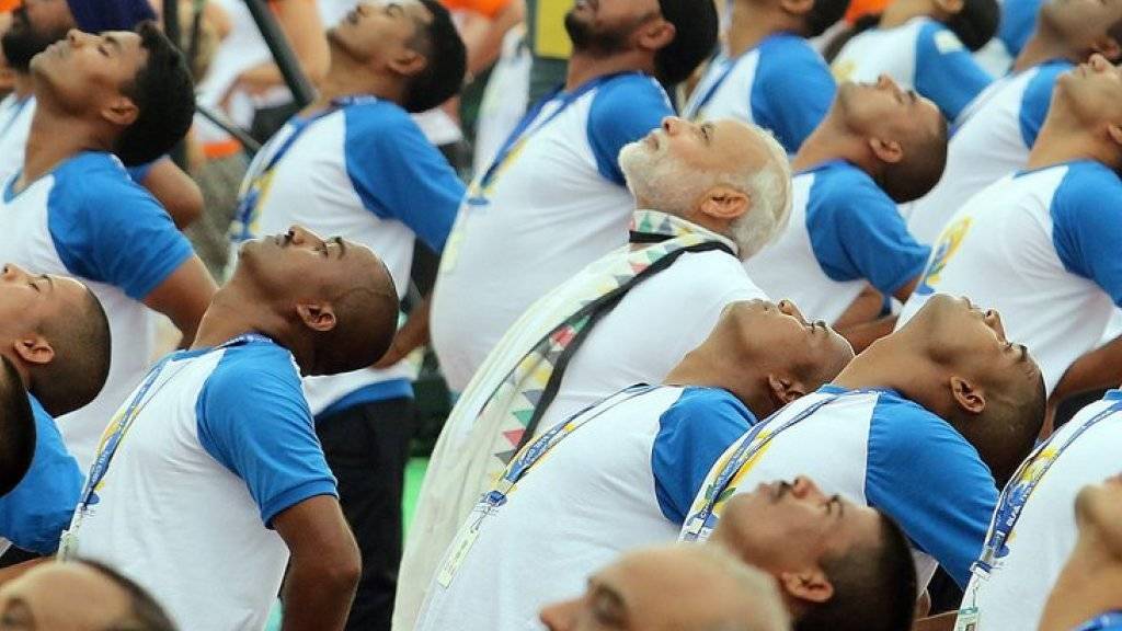 Der zweite Weltyogatag in Indien mobilisiert hunderttausende Menschen. Auch der indische Premierminister Narendra Modi (in Weiss) lässt sich die Yogastunde nicht entgehen.