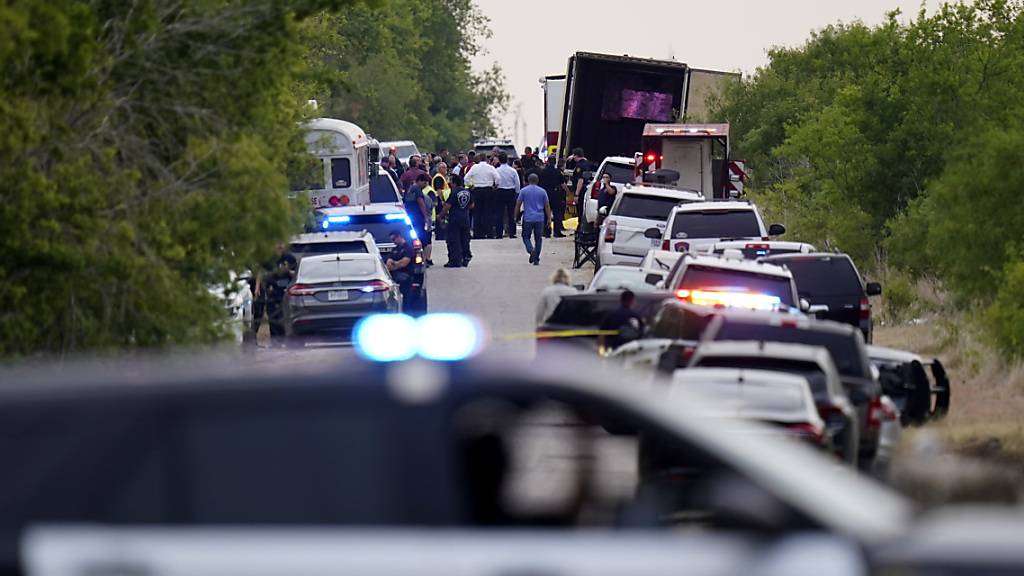 dpatopbilder - Die Polizei sperrt den Schauplatz im texanischen San Antonio ab, wo der LKW-Anhänger mit den Leichen entdeckt wurde. Foto: Eric Gay/AP/dpa