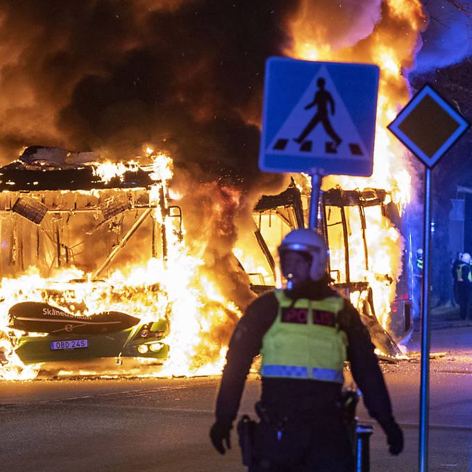 Ausschreitungen in Schweden – Randalierer zünden Bus an