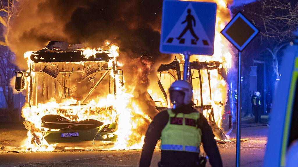 dpatopbilder - In der Nacht ist es in Schweden erneut zu Krawallen gekommen. In Malmö stand dabei sogar ein Bus in Flammen. Foto: Johan Nilsson/TT NEWS AGENCY/AP/dpa