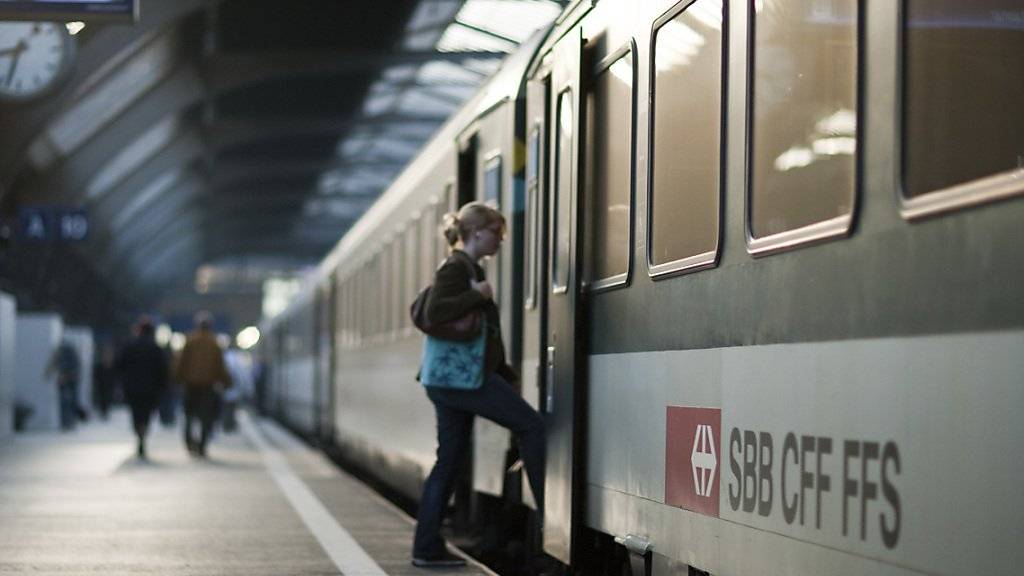 Am Sonntag ist in Baden AG ein Zugchef in der Türe eins Bahnwagens eingeklemmt und mitgeschleift worden. Er erlitt tödliche Verletzungen. (Symbolbild)