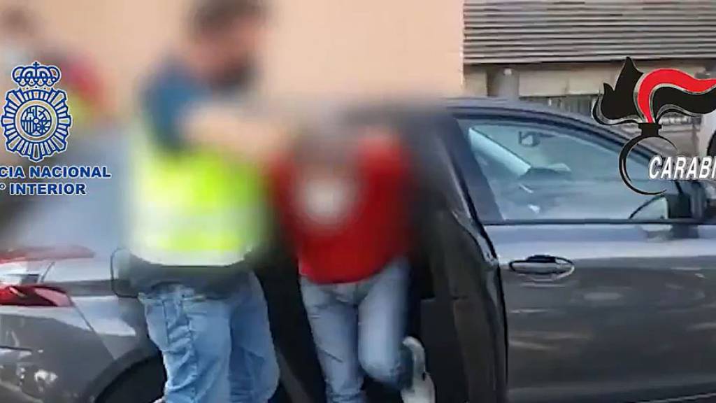 Das Standbild aus einem von der spanischen Nationalpolizei zur Verfügung gestellten Video zeigt den Mafiosi nach seiner Festnahme in Madrid.