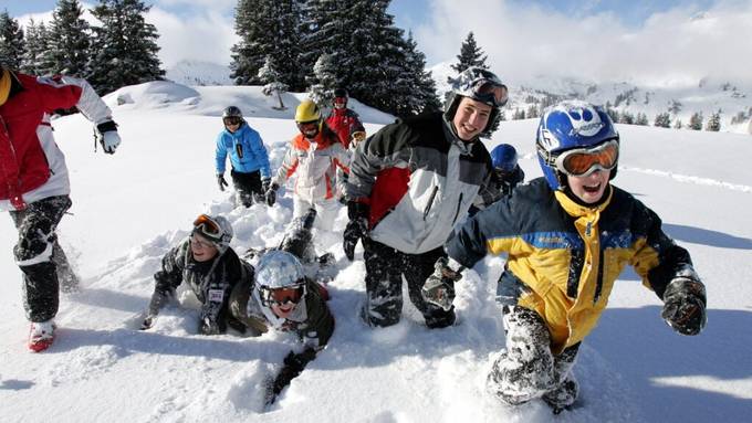 Schulklassen gehen in zweisprachige Skilager im Berner Oberland
