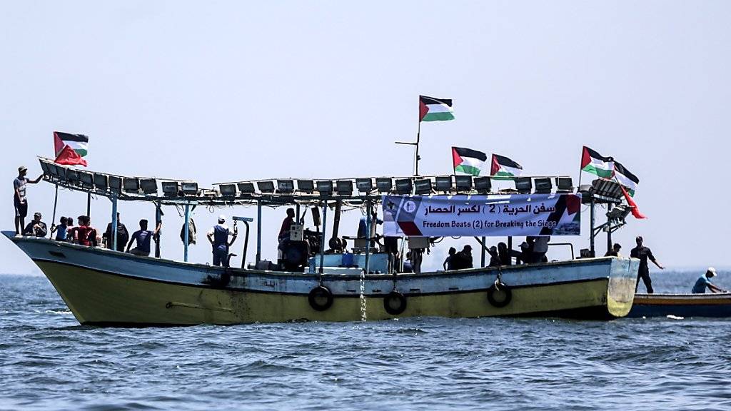 Palästinensische Aktivisten haben versucht, mit einem Fischerboot die israelische Seeblockade des Gazastreifens zu durchbrechen.
