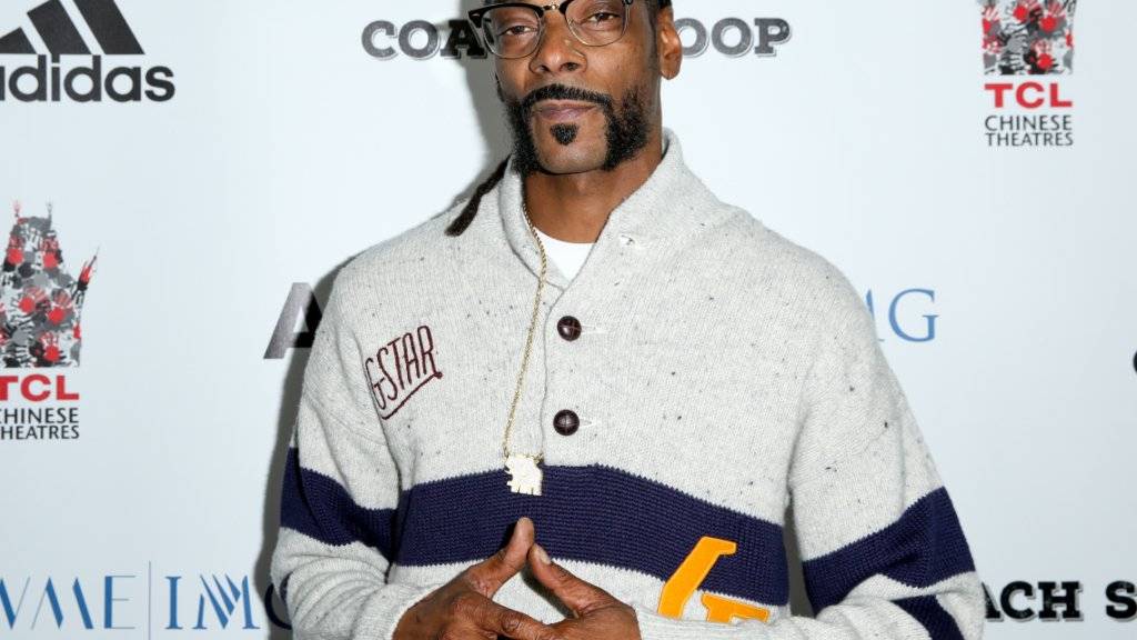 Auch wenn er äusserlich auf College-Boy macht, Snoop Dogg ist Bad Boy durch und durch. Nun überrascht er mit einem Engagement für Hillary Clinton. (Archivbild)