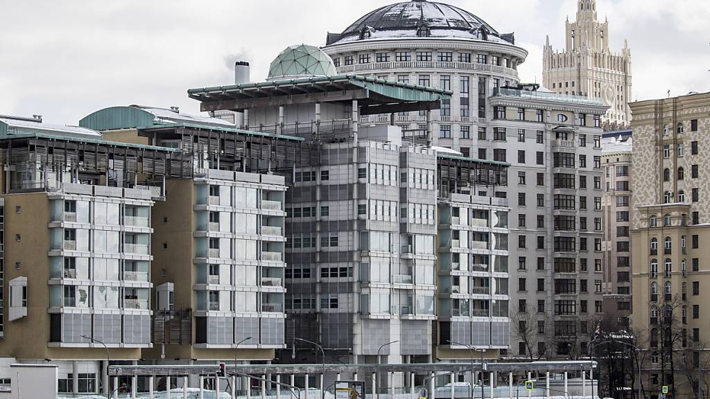 ARCHIV - Das Gebäude der britischen Botschaft (M) und das Gebäude des russischen Außenministeriums (2.v.r) in Moskau (Archivbild). Foto: Pavel Golovkin/AP/dpa