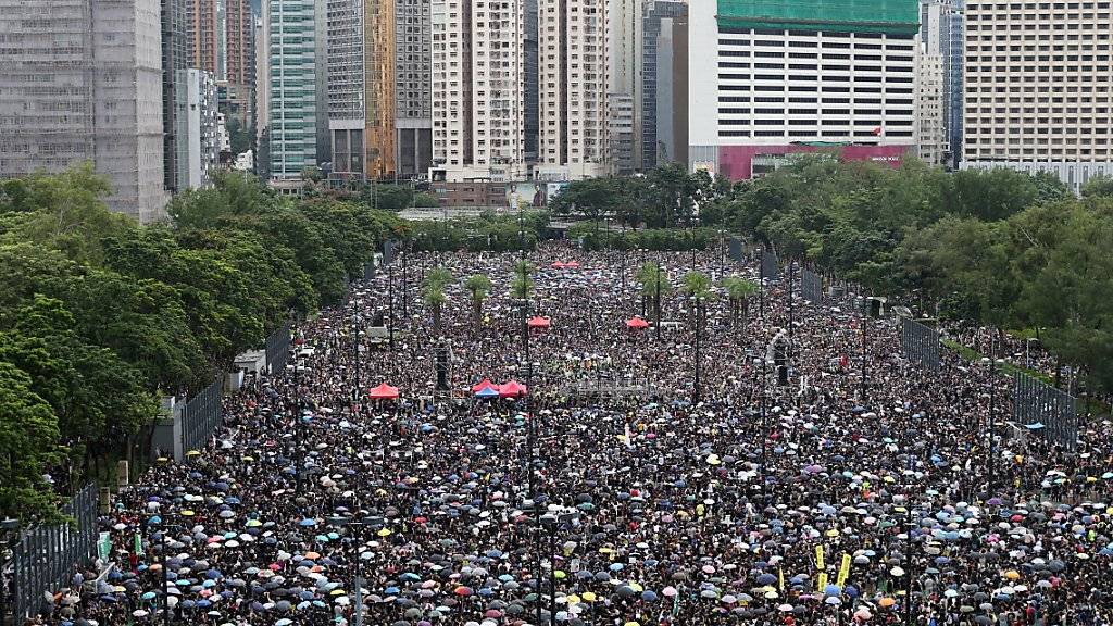 Mehr als eine Million Demonstranten sind in Hongkong erneut auf die Strasse gegangen. US-Präsident Donald Trump hat China davor gewarnt mit Gewalt gegen die Proteste vorzugehen. (Foto: Jerome Favre/EPA)