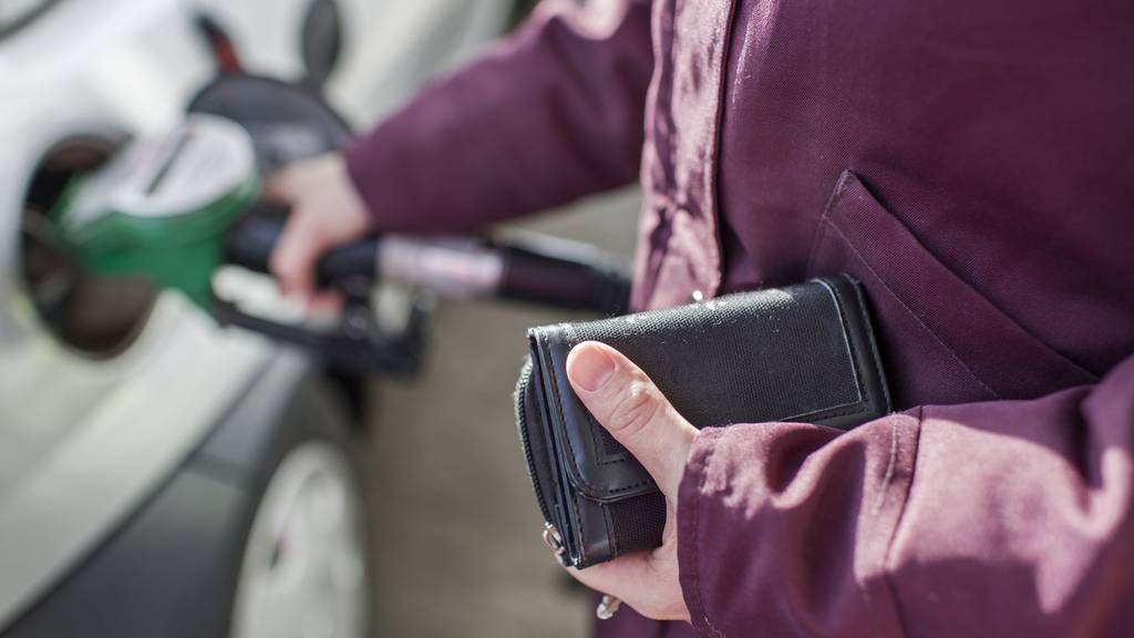 Tipps die dir helfen beim Autofahren Benzin zu sparen