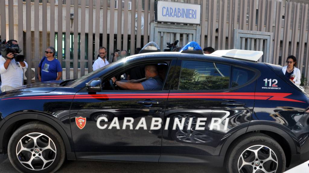 ARCHIV - Journalisten verfolgen die Abfahrt eines Carabinieri-Autos vor einem Gebäude der italienischen Polizei. Foto: Alessandro Fucarini/IPA via ZUMA Press/dpa