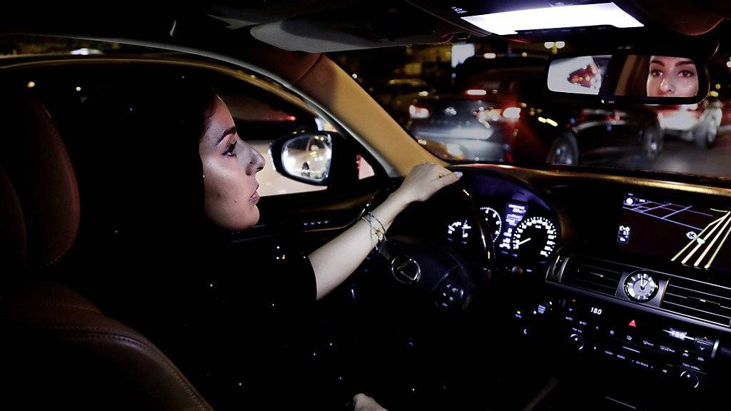 Um Mitternacht endete am heutigen Sonntag das jahrzehntelange Fahrverbot für Frauen in Saudi-Arabien - viele Neulenkerinnen probierten die gewonnene Freiheit noch in der Nacht aus.