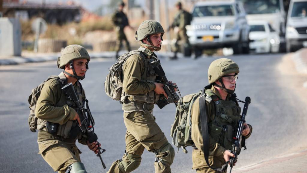 ARCHIV - Israelische Soldaten blockieren eine Straße im Westjordanland. Foto: Ilia Yefimovich/dpa/Archivbild