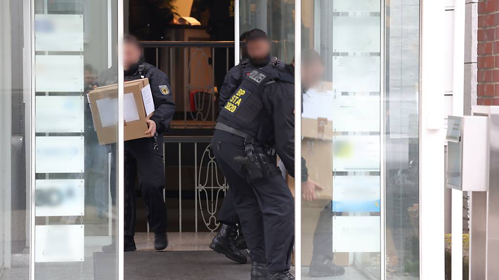 dpatopbilder - Polizeibeamte haben bei der Razzia Material sichergestellt. Foto: Gianni Gattus/dpa