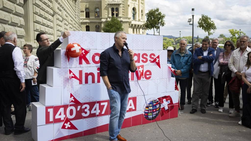 Marcel Erni, Initiant und Mitglied des Initiativkomitees der Kompass-Initiative, spricht bei der Einreichung der Initiative im August dieses Jahres vor der Bundeskanzlei in Bern. (KEYSTONE/Peter Klaunzer)