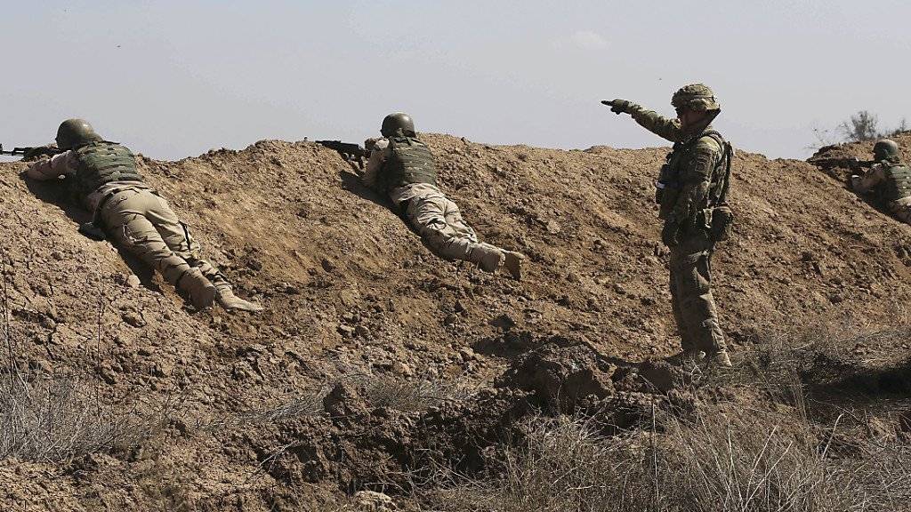 US-amerikanische und irakische Soldaten beim Schiesstraining. Die meisten US-Soldaten sind als Berater im Irak. (Archiv)