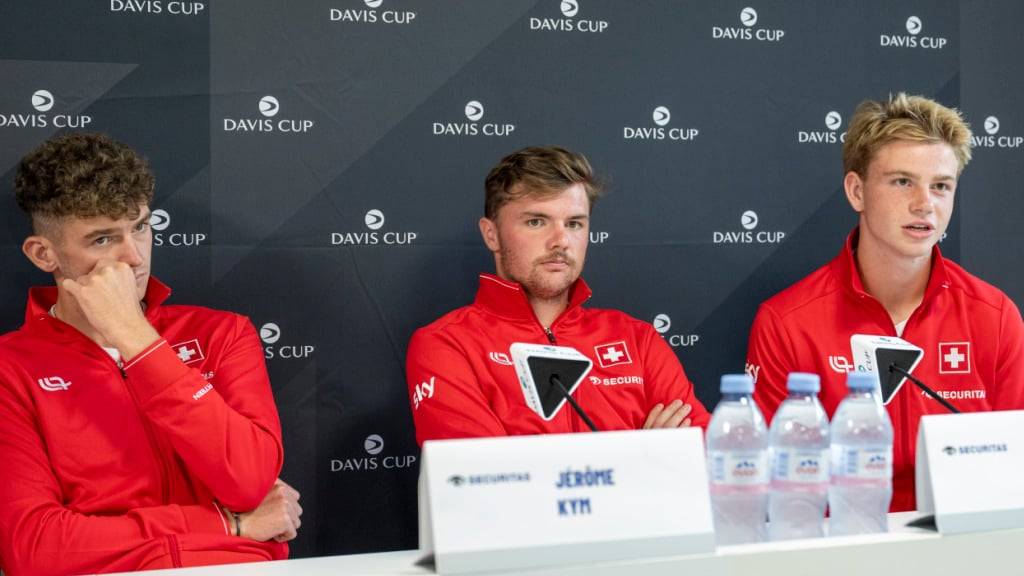 Jérôme Kym (l.) darf im ersten Einzel ran. Dominic Stricker (Mitte) erhält nur im Doppel das Vertrauen