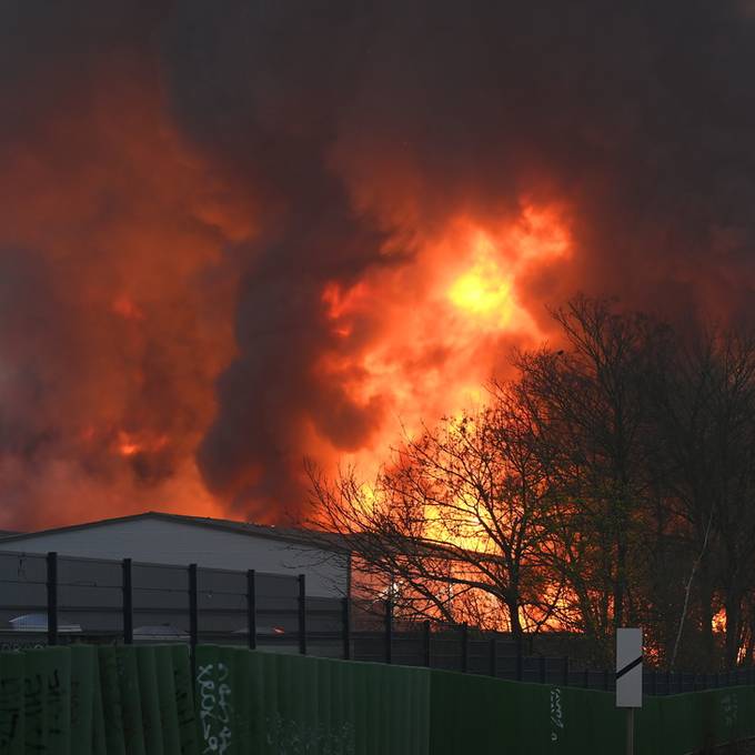 Grossbrand in Hamburg – giftiger Rauch zieht Richtung Innenstadt