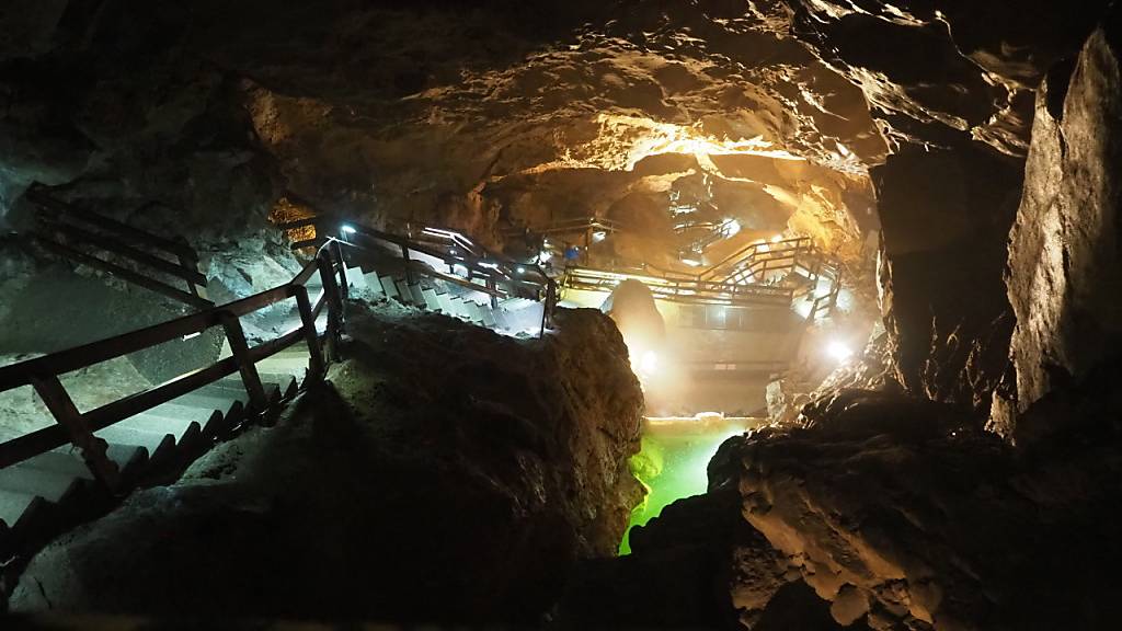 In der Lamprechtshöhle in Österreich sitzen drei Höhlenforscher aus Polen fest. Foto: Stefanie Ruep/APA/dpa