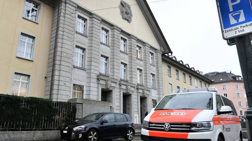 Zürcher Gericht befragt 25-Jährigen nach Messerangriff auf Kinder