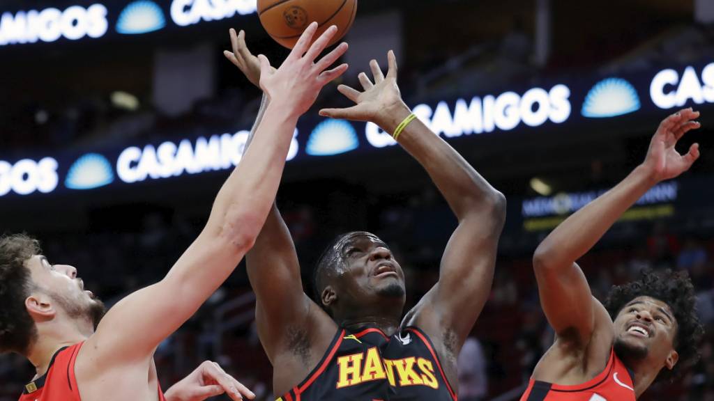 Clint Capela (Nummer 15) siegte mit den Hawks bei seinem früheren Team