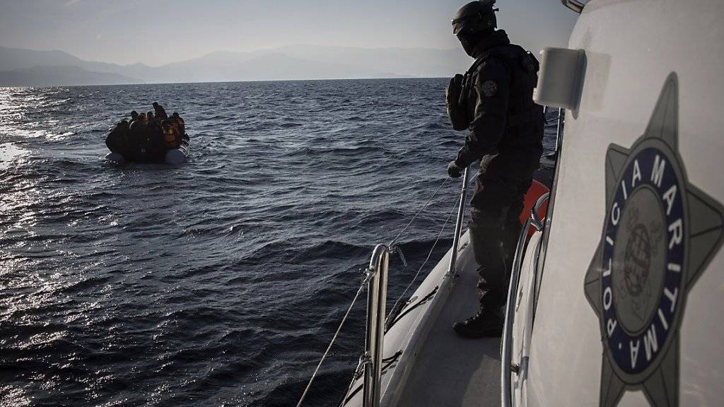 Mitarbeitende von Frontex bei einem Einsatz auf dem Mittelmeer. Die EU-Grenzschutzagentur soll mehr Kompetenzen erhalten. Auch die Schweiz will sich beteiligen. (Archiv)