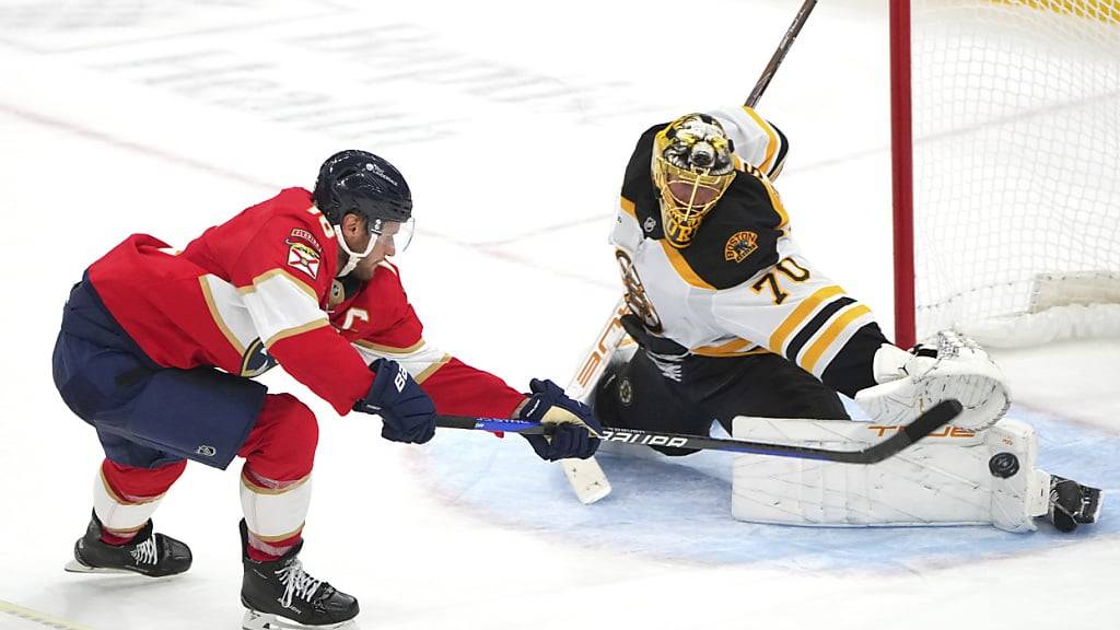 Die Florida Panthers (Aleksander Barkov) bezwingen in ihrem ersten Spiel nach dem Gewinn des Stanley-Cups die Boston Bruins (Joonas Korpisalo) 6:4