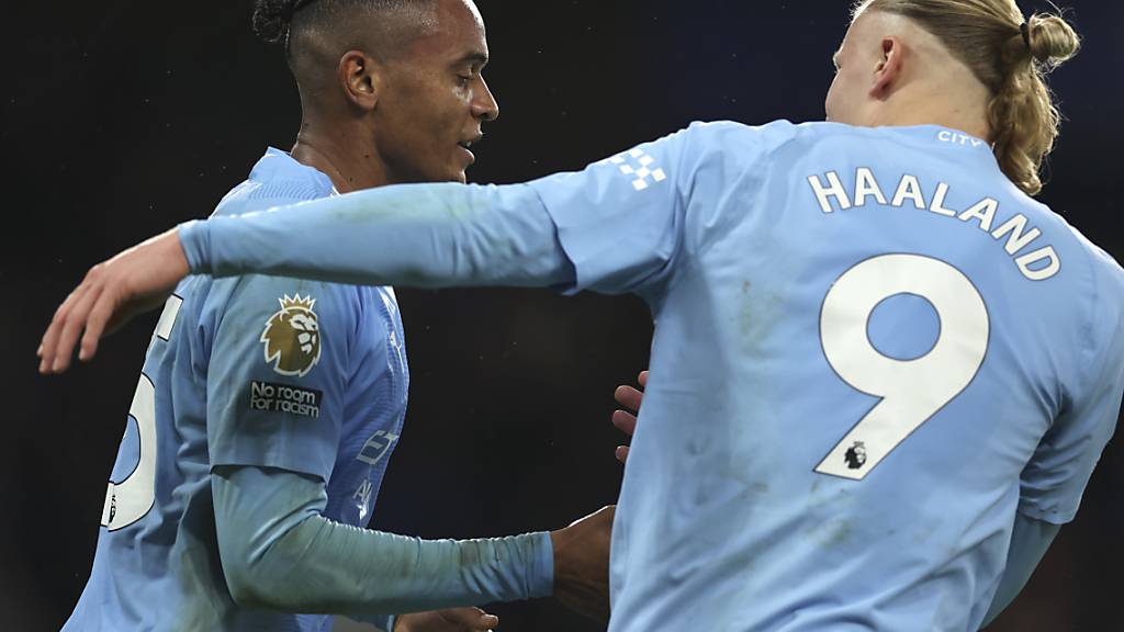Für einmal gratulierte Erling Haaland dem Schweizer Manuel Akanji zu einem Treffer