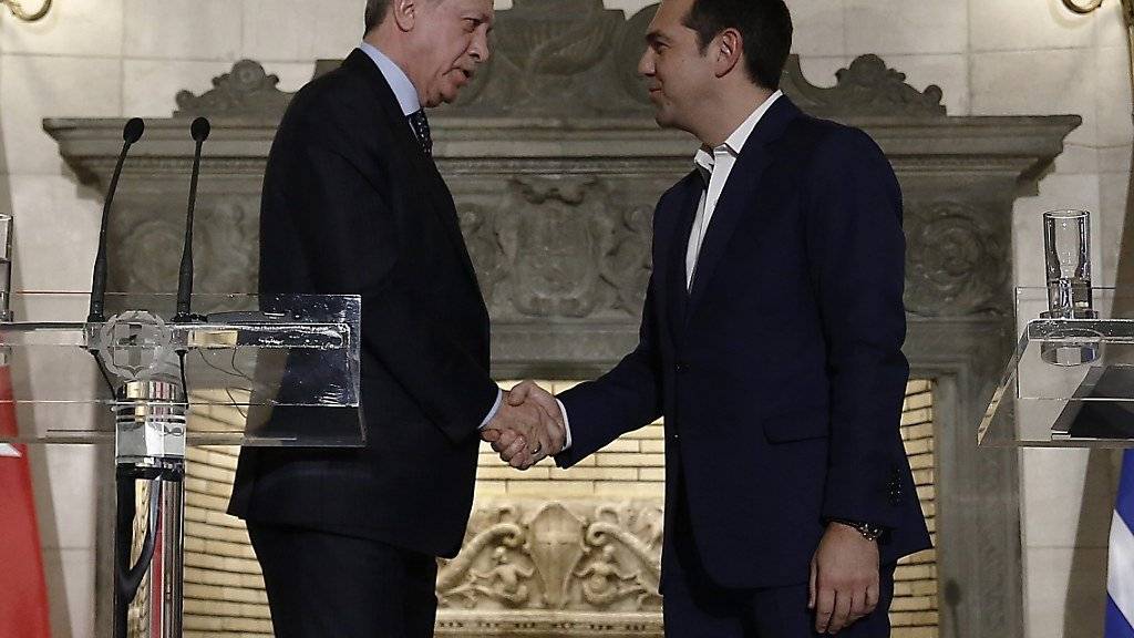 Der griechische Regierungschef Alexis Tsipras (r) und der türkische Präsident Recep Tayyip Erdogan sollen eine zusätzliche Vereinbarung zur Rücknahme von Flüchtlingen getroffen haben
