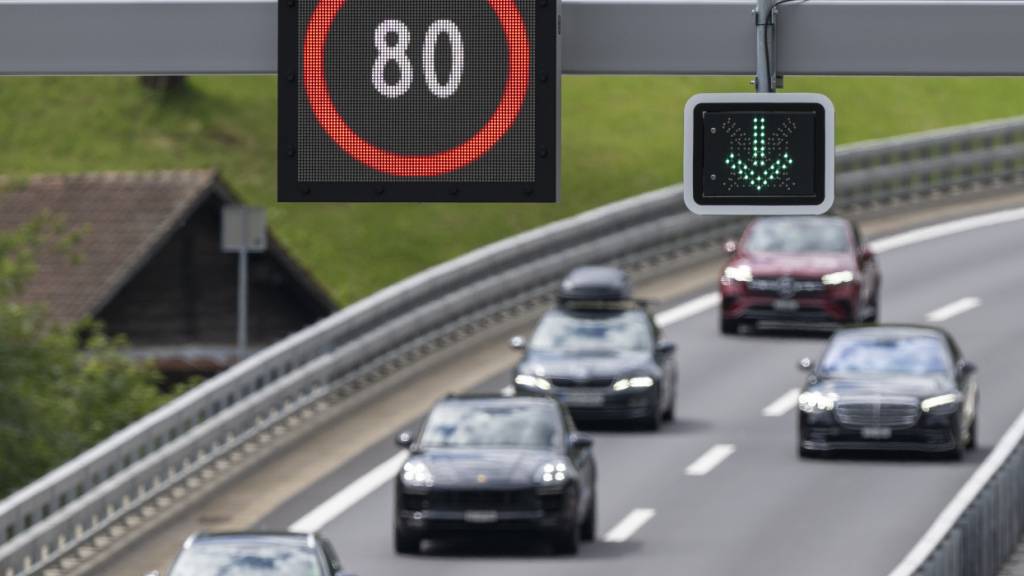 Mit dynamischen Temporegulierungen will das Bundesamt für Strassen (Astra) die Sicherheit erhöhen und Staus reduzieren. (Archivbild)