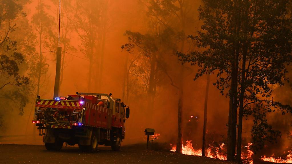 Die teilweise ausser Kontrolle geratenen Buschbrände haben Menschen im australischen Bundesstaat Queensland in die Flucht getrieben.  EPA/MICK TSIKAS AUSTRALIA AND NEW ZEALAND OUT