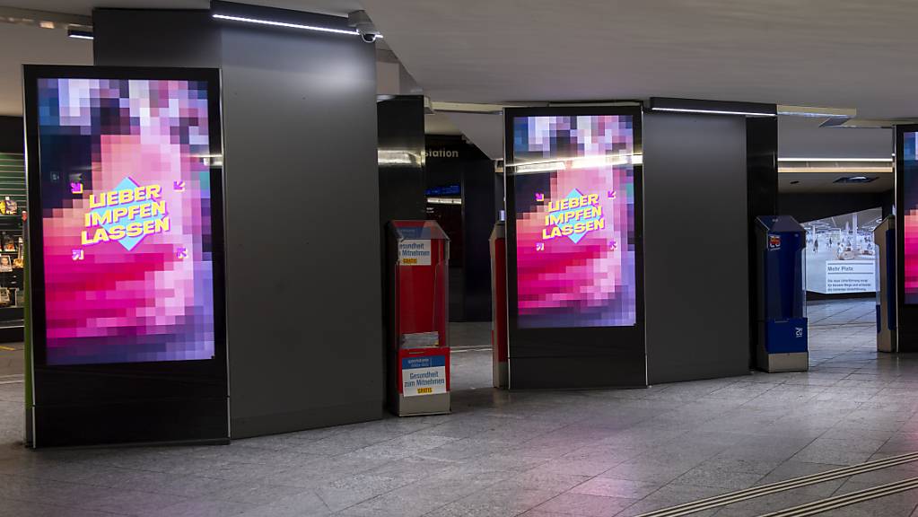 Elektronische Anzeigetafeln im Bahnhof Bern machen auf die Informationskampagne des Bundes ‹‹Lieber impfen lassen›› aufmerksam.