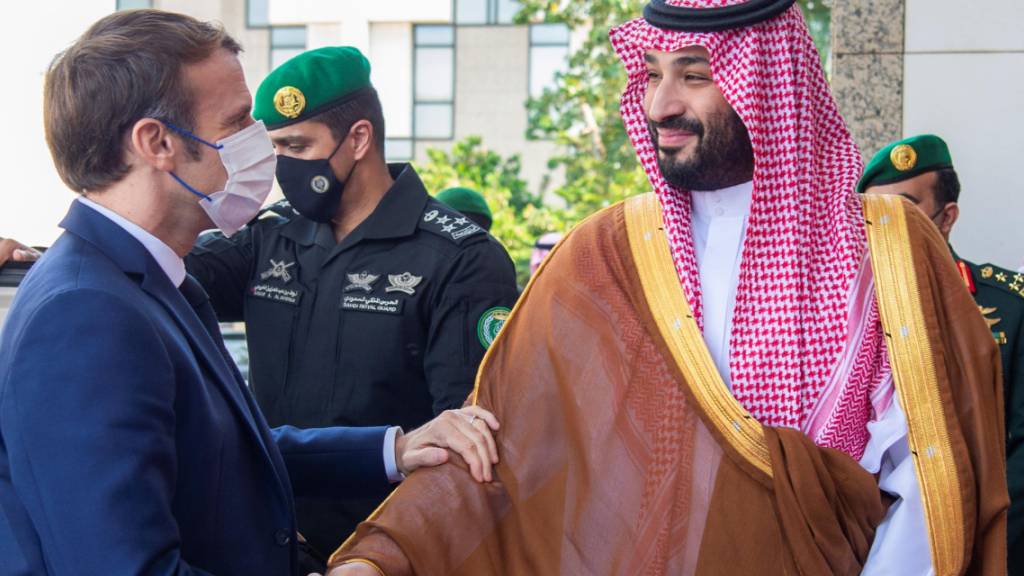 Mohammed bin Salman al-Saud (r), Kronprinz von Saudi-Arabien, und Emmanuel Macron, Präsident von Frankreich, begrüßen sich vor einem Treffen im Königspalast Alsalam. Foto: -/Saudi Press Agency/dpa