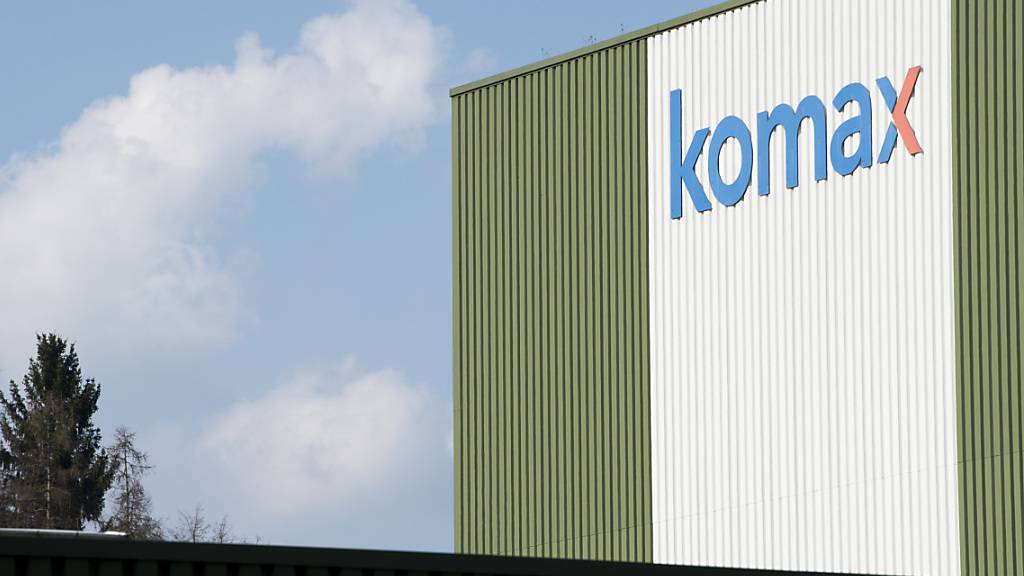 Das Komax-Logo in Dierikon LU. Das Unternehmen hat eine Firma im Osten Chinas gekauft. (Archivaufnahme)