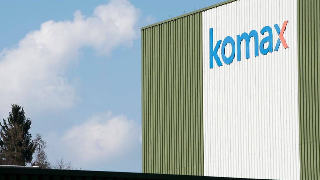 Das Komax-Logo in Dierikon LU. Das Unternehmen hat eine Firma im Osten Chinas gekauft. (Archivaufnahme)
