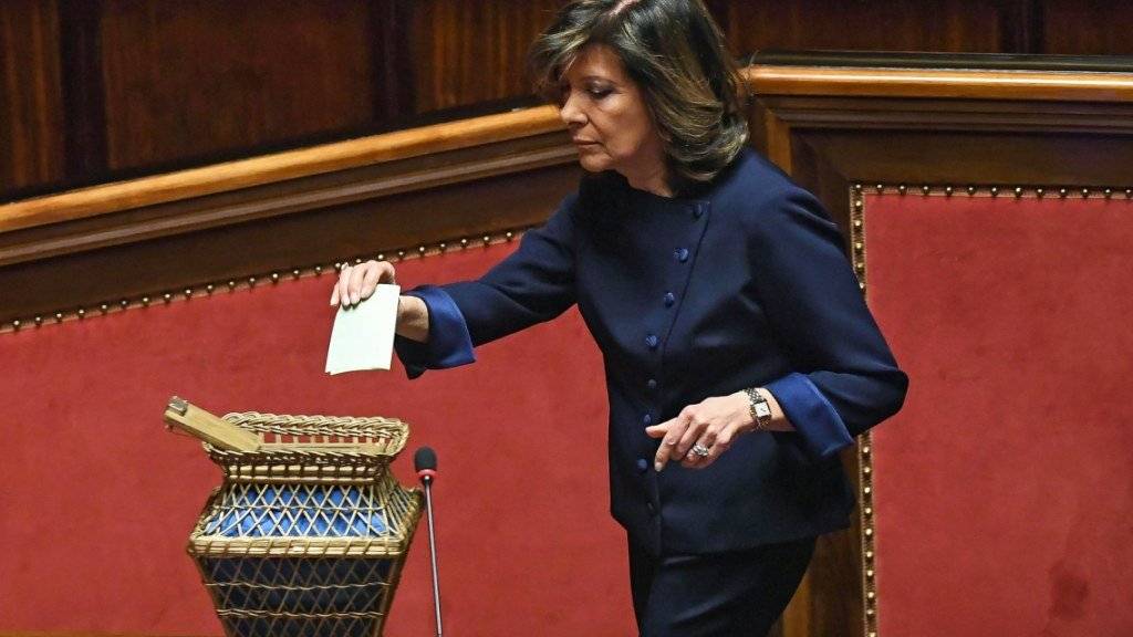 Die neue Senatspräsidentin Maria Elisabetta Casellati bei der Stimmabgabe