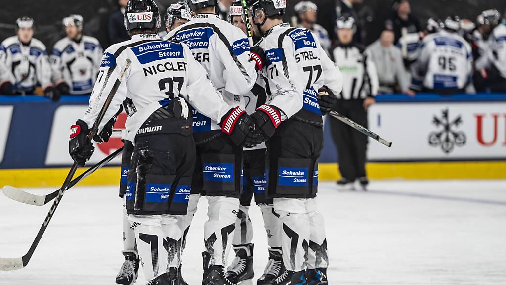Die Spieler von Fribourg-Gottéron zeigen Teamgeist