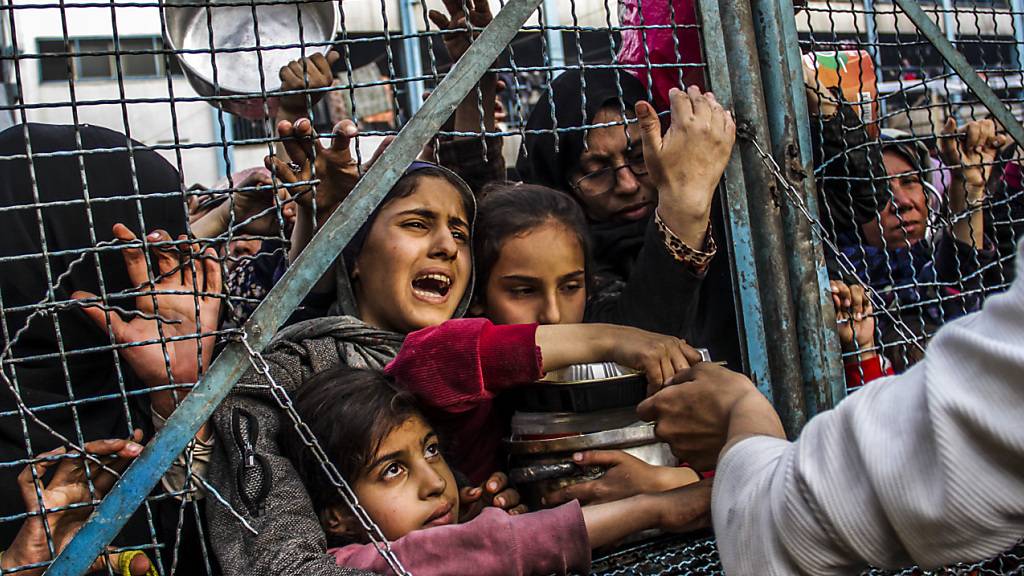 ARCHIV - Menschen stehen im Flüchtlingslager Dschabalija im Norden des Gazastreifens für Essen an. Foto: Mahmoud Issa/dpa