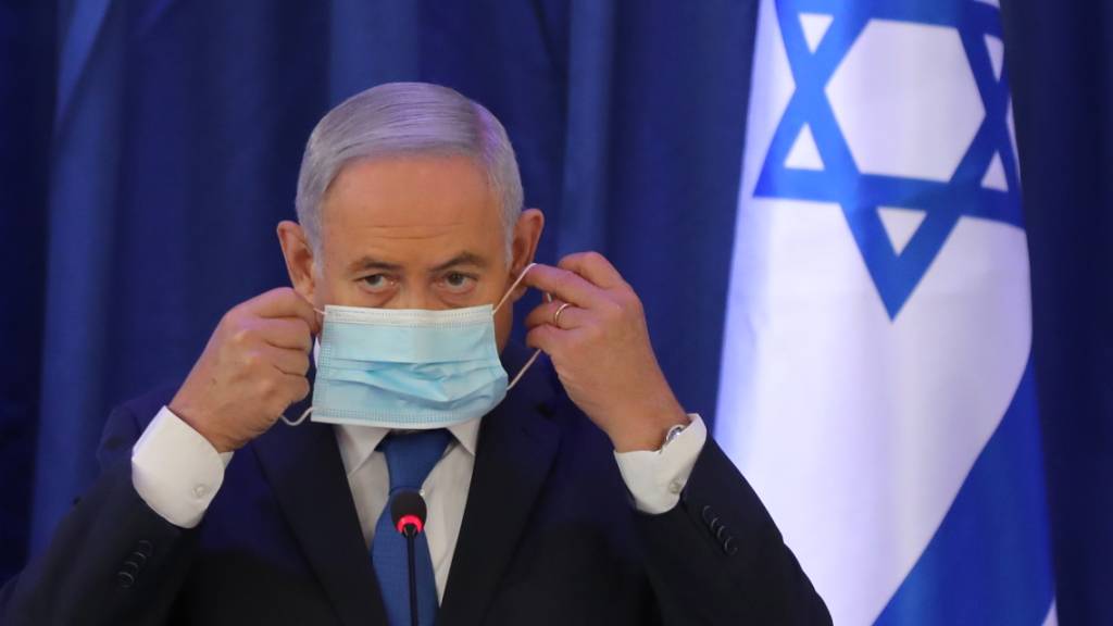 Wegen der Coronakrise wollen die Anwälte des israelischen Regierungschefs Benjamin Netanjahu die Beweisaufnahme im Korruptionsprozess gegen den den 70-Jährigen hinauszögern. (Archivbild)