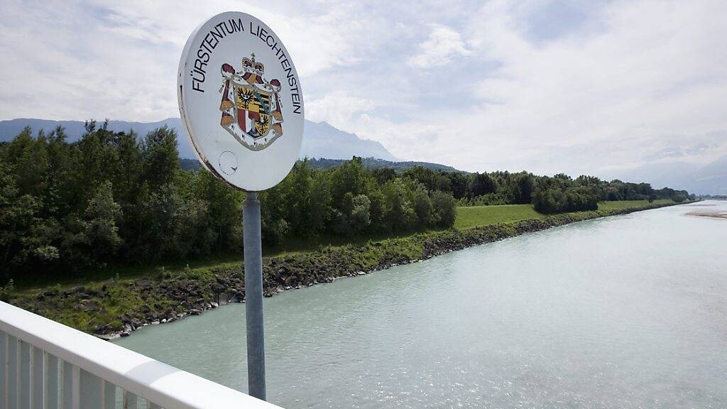 Die Grenze zwischen Liechtenstein und der Schweiz auf der Rheinbrücke zwischen Ruggell FL und Sennwald CH. (Symbolbild)