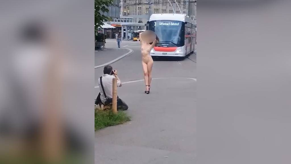 Frau lässt sich nackt beim Bahnhof St.Gallen fotografieren