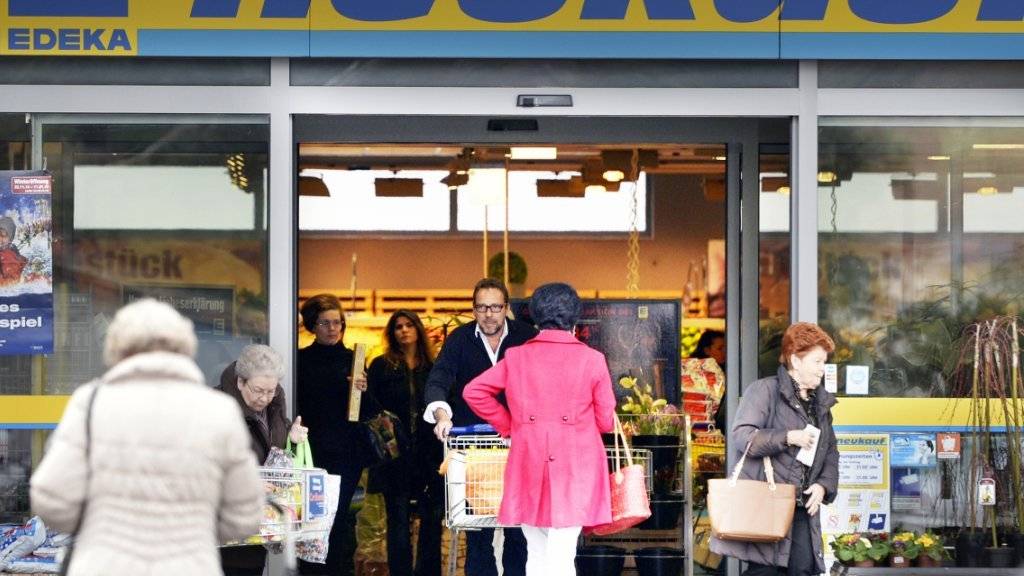 Auch wer online in Deutschland shoppt erhält die Mehrwertsteuer zurück: Einkaufstouristen vor einem Einkaufszentrum in Jetstetten (D). (Archiv)