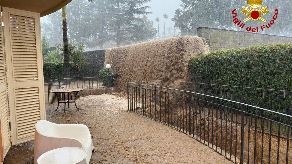 SCREENSHOT - Auf diesem von der italienischen Feuerwehr veröffentlichten Foto überflutet Wasser ein Gebäude in der Nähe von Catania, Sizilien, nachdem sintflutartige Regenfälle einen Fluss zum Überlaufen gebracht haben. Foto: -/Vigili Del Fuoco/dpa - ACHTUNG: Nur zur redaktionellen Verwendung und nur mit vollständiger Nennung des vorstehenden Credits